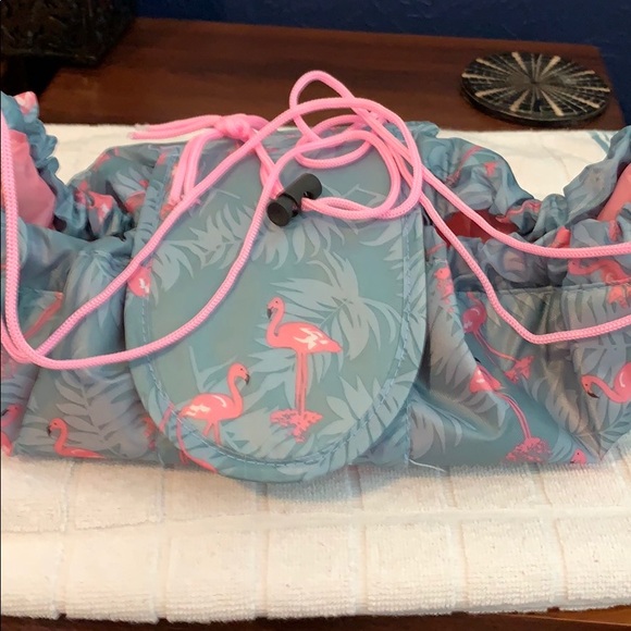 Drawstring makeup holder - Picture 6 of 7